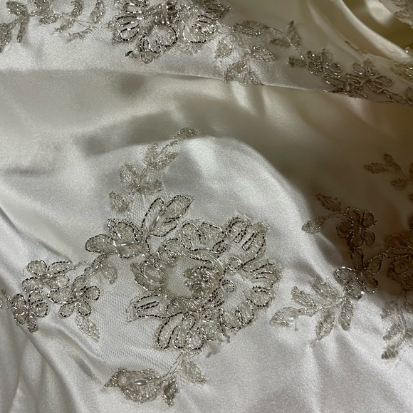 Wedding dress - Picture 13 of 14